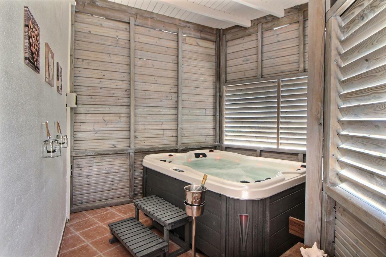 Thomana , Jacuzzi Prive, A 200 M * Le Moule