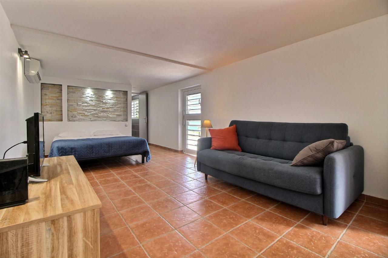 Thomana , Jacuzzi Privé, à 200 M